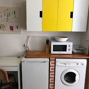 Typical Studio In Great Location! Tram 28!