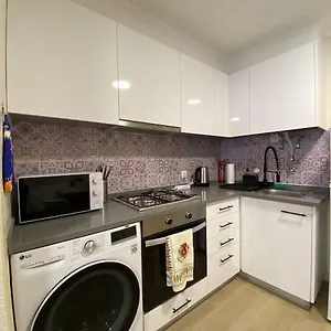 Artistic Digital Getaway - Patio & Great Location! Lisbon