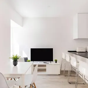 Cozy And Modern Flat In