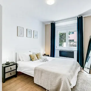 Charming Iii Apartment *